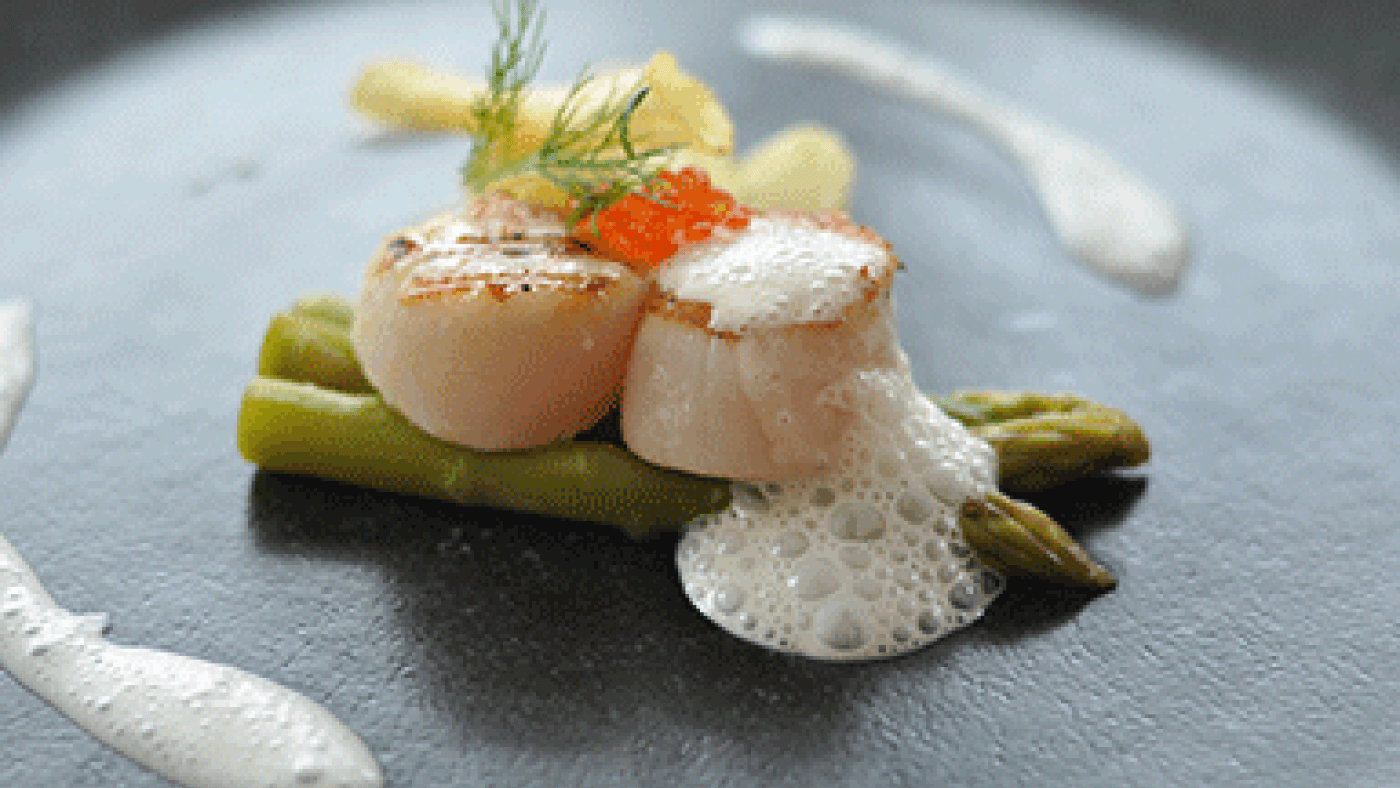 Grillade kammusslor med potatischips, laxrom och champagneskum