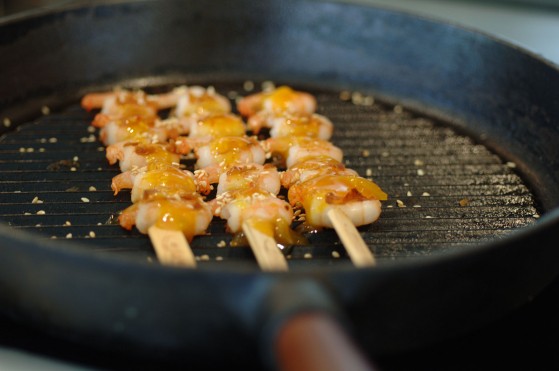 Grillade räkspett med sesamfrön