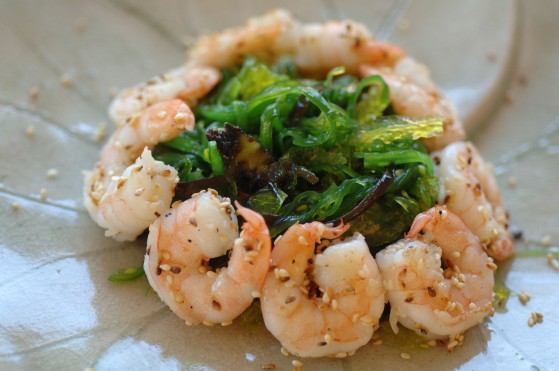Tångsallad med sesammarinerade vannameiräkor  - goma