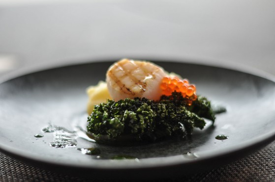Grillad mussla med potatispuré, friterad grönkål, laxrom