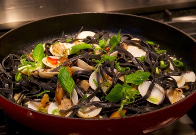 Tagliatelle-med-Bläckfisk-bläck-&-Vongole