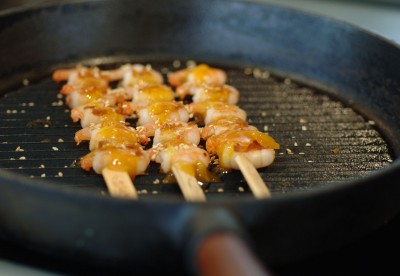 Grillade-räkspett-med-sesamfrön